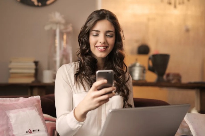 Spmartphone a dievča na mobile, zdroj: pexels
